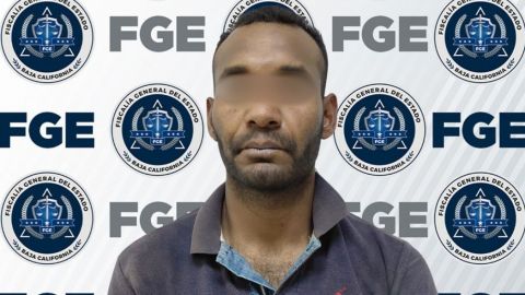 Detienen a hombre con carro robado con placas de California