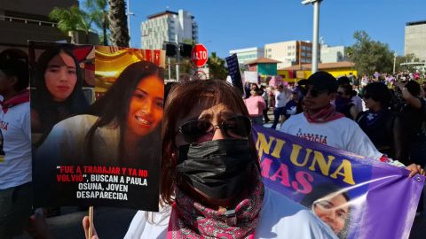 Madre de Paula se desmaya en marcha 8M; busca a su hija desparecida