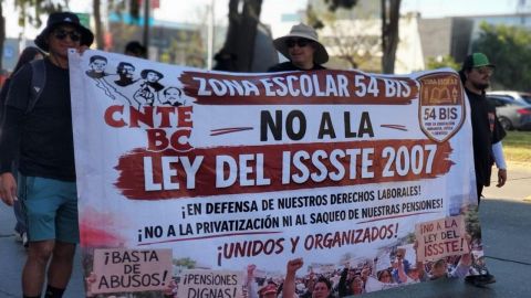 Maestros de la CNTE cierran la garita del Chaparral en Tijuana