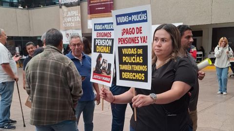 Hija de policía fallecido exige apoyo para su madre con discapacidad