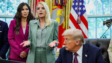 Trump destituye a fiscal general Pam Bondi