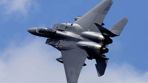 Reportan derribo de avión militar de EU en Irán; piloto se habría eyectado