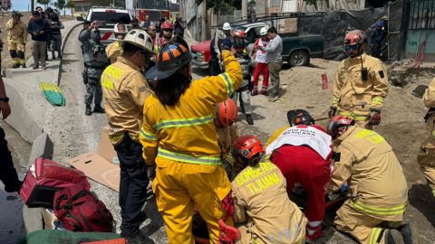 Dos trabajadores quedan atrapados en derrumbe en la colonia 20 de Noviembre