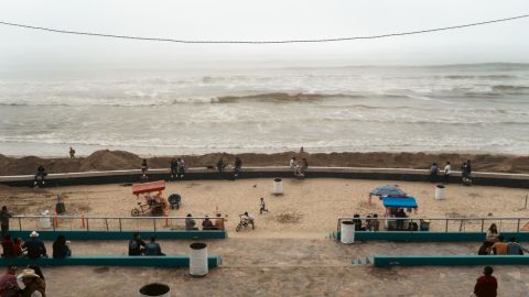 Auge en Playas de Tijuana persistente a pesar de obra inconclusa en el Malecón