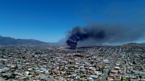 Evacuan viviendas y viviendas tras fuerte incendio en yonke de autos en Ensenada