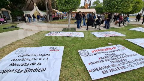 Docentes en Tijuana marchan exigiendo pago y dignificación laboral