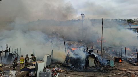 Bomberos trabaja para sofocar el incendio de casas en Vía Rápida Alamar