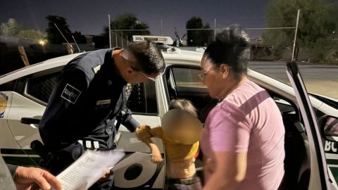 Rescatan a niño autista de 6 años solo en la vía pública