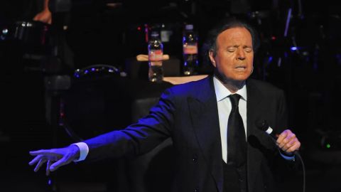 Julio Iglesias prepara querella contra vicepresidenta española