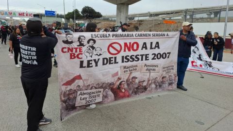 Maestros de la CNTE bloquean acceso a Tijuana por la garita El Chaparral