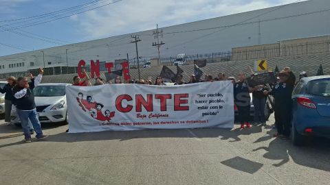 Maestros de la CNTE Baja California bloquean la garita de Otay