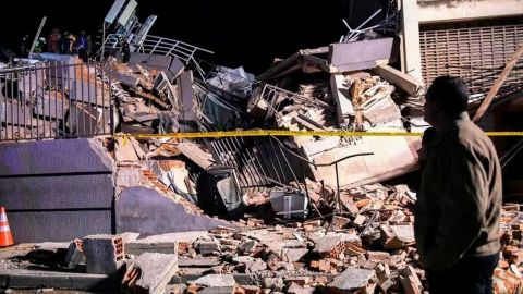 Dos fuertes sismos sacuden Venezuela; continúan labores de rescate