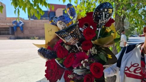 Vendedores de flores mantienen sus ventas con la temporada de graduaciones