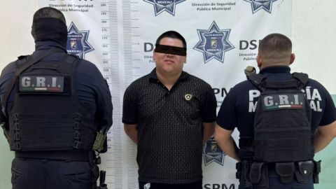 Detienen a un sujeto por arrojar espuma en la cara a policías municipales