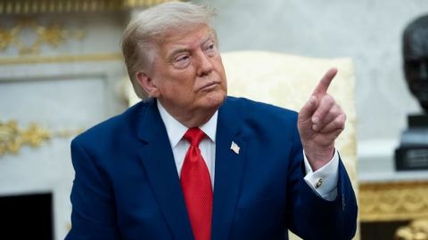 Trump ordena detener bombardeos contra Irán para negociar un acuerdo