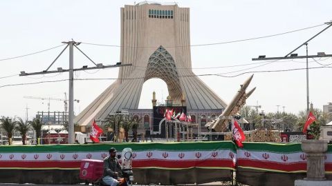 Trump dice que inicia hoy negociaciones con Irán; Teherán lo niega
