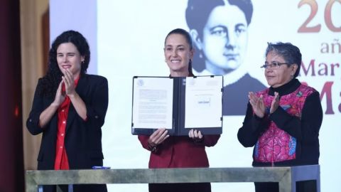 Sheinbaum firma decreto para ampliar la transparencia