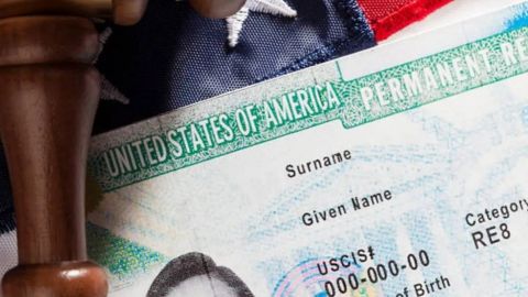 EU acusa a 11 personas por obtener 'green cards' con matrimonios falsos