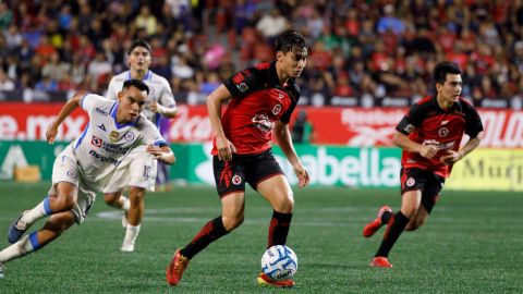 Gilberto Mora brilla y Xolos vence a Cruz Azul para alcanzar la cima
