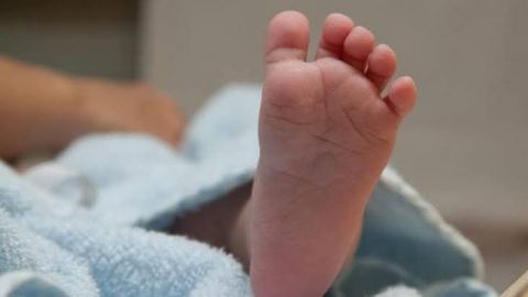 Abandonan a bebé recién nacido en un recipiente para basura en Ensenada