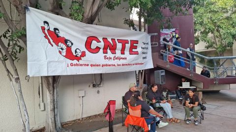 Maestros interinos de la CNTE en Tijuana protestan por adeudos salariales