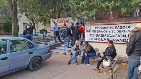 Sin sueldo, maestros de la CNTE buscan otros trabajos y recurren a préstamos