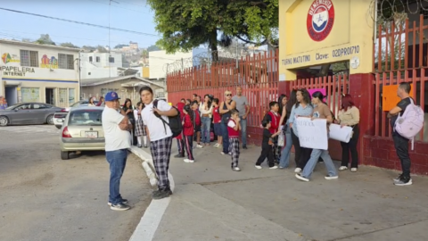 Padres toman primaria Francisco Sarabia por falta de maestros