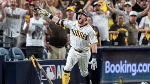 Padres vencen a Milwaukee y siguen con vida en playoffs