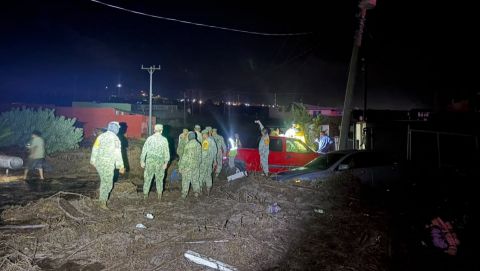 Evacúan a 30 familias por desbordamiento del arroyo El Pípila