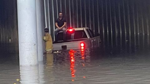 Rescatan 14 personas durante inundaciones en viviendas y vialidades en Mexicali