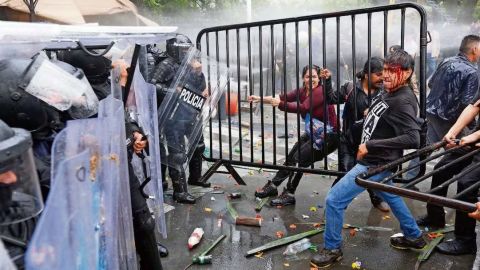 Reprimen la marcha por el agua en Jalisco; gobierno reporta 39 detenidos